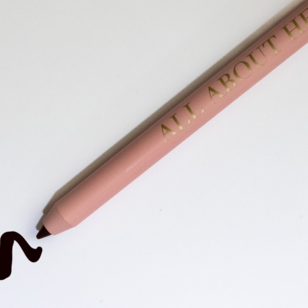 All About Her (Ace Of ♠️)Lipliner Pencil in Black